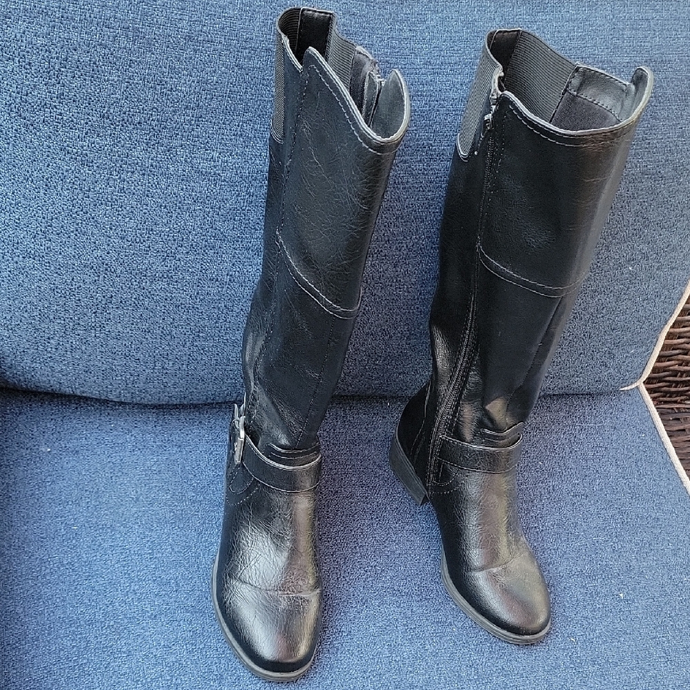 Kohl's Croft & Barrow Size 5 1/2 Black Over the Knee Boots Sleek Leather Design.
